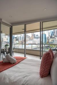 Letto o letti in una camera di Luxury Darling Harbour Views, Pool & Parking