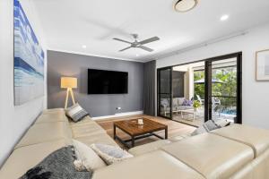 Μια τηλεόραση ή/και κέντρο ψυχαγωγίας στο 5 Pennant Court Peregian Springs