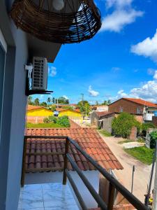 una vista dal balcone di una casa con tetto di Flats Rota dos Corais a São Miguel dos Milagres