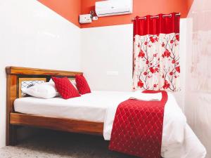 Hotel Jyothi Kumar Royal New客房内的一张或多张床位