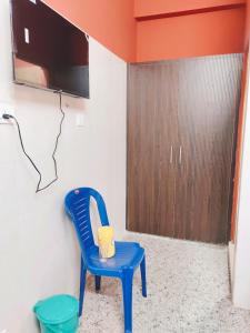 Hotel Jyothi Kumar Royal New的电视和/或娱乐中心