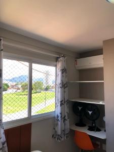 a room with a window with a window sill at Apto com Ar Cond e Wifi Super Confortável in Guarapari