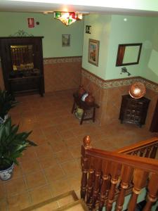 Una sala de estar con escalera y chimenea. en Apartamentos Haza La Moraleda, en Güéjar-Sierra