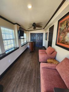 Area soggiorno di Tahitian Cottage - Heated Pool Walk to the Beach