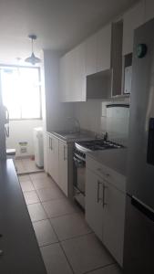 Η κουζίνα ή μικρή κουζίνα στο Depto linda vista Iquique