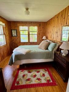 Postel nebo postele na pokoji v ubytování Historic Gull Lake Gem - Beach and Sunset Views