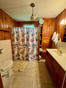 Koupelna v ubytování Historic Gull Lake Gem - Beach and Sunset Views + 62 fotografií