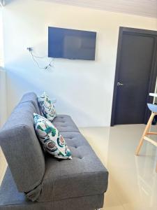 ein Sofa mit zwei Kissen im Wohnzimmer in der Unterkunft En el Centro de Matagalpa in Matagalpa