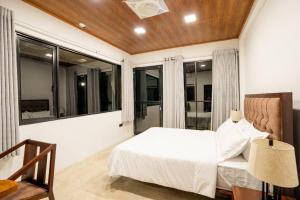Postel nebo postele na pokoji v ubytování Kalandaka Villas Anuradhapura