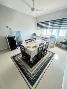 a dining room table with chairs in a kitchen at TAMU HOMESTAY Alam Mutiara in Kuala Terengganu