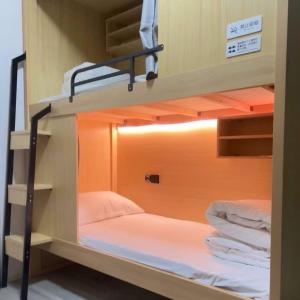 una litera en una habitación con la puerta abierta en Hola Backpacker Hostel, en Vientiane