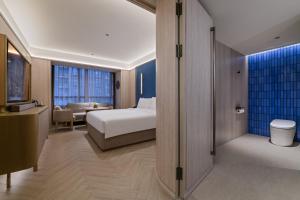 Ένα ή περισσότερα κρεβάτια σε δωμάτιο στο Crystal Orange Shanghai Lujiazui Financial Center Hotel