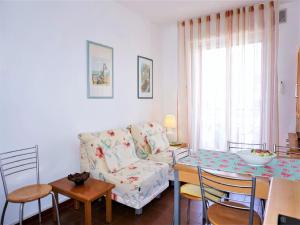 圣玛格丽塔波尔勒港Holiday Home Caorle near Beach的客厅里有一张沙发和一张桌子。 更多20张照片