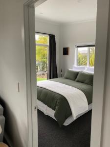Ένα ή περισσότερα κρεβάτια σε δωμάτιο στο Modern & Comfy 2-Bedroom House