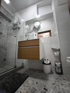 a bathroom with a shower and a sink and a toilet at Lindo apartmento en PLAZA PRINCIPAL in Lima