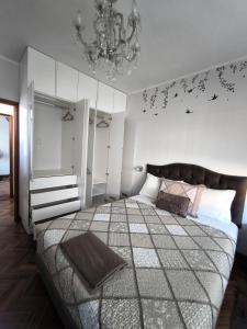 a bedroom with a large bed and a chandelier at Lindo apartmento en PLAZA PRINCIPAL in Lima