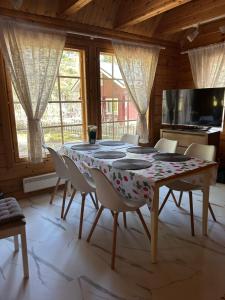 Μια τηλεόραση ή/και κέντρο ψυχαγωγίας στο Honeyhill Villa Karhu