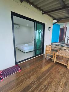 Postel nebo postele na pokoji v ubytování Doisky Phangnga