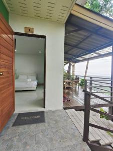 Postel nebo postele na pokoji v ubytování Doisky Phangnga
