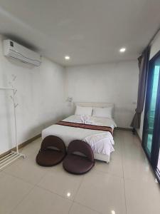 Postel nebo postele na pokoji v ubytování Doisky Phangnga