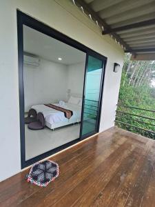 Balkón nebo terasa v ubytování Doisky Phangnga