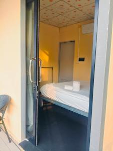 Postel nebo postele na pokoji v ubytování Doisky Phangnga