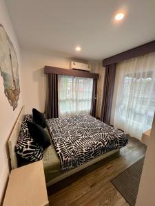 バンコクにあるComfy Crib Hostelのベッドと窓のある寝室 +52枚の写真
