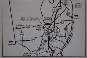 eine schwarz-weiße Karte einer Stadt in der Unterkunft Top Hill Motel in Saratoga Springs