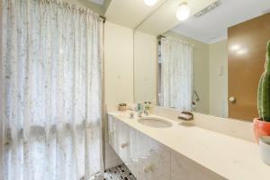 Ένα μπάνιο στο Spacious 4BR Home Quiet Street Great Location +30 φωτογραφίες