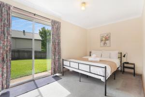 Ένα ή περισσότερα κρεβάτια σε δωμάτιο στο Spacious 4BR Home Quiet Street Great Location