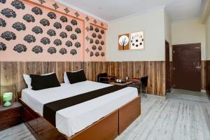 Postel nebo postele na pokoji v ubytování Super Hotel O Nand Palace