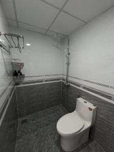 a bathroom with a toilet and a shower at Mơ Homestay - View Biển Ninh Thuận in Thôn Khánh Nhơn