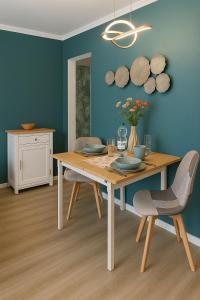 a dining room with a wooden table and chairs at Savor City Appartement Bautzen für 2 Personen direkt im Zentrum in Bautzen