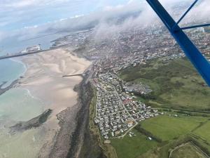 Afbeelding uit fotogalerij van CAMPING DU PHARE d OPALE MOBILE HOME J10 in Le Portel