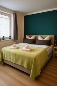 a bedroom with a large bed with two towels on it at Savor City Appartement Bautzen für 2 Personen direkt im Zentrum in Bautzen