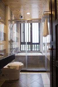 y baño con ducha, aseo y bañera. en BUDDY 35, en Jian