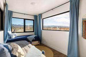 Postel nebo postele na pokoji v ubytování Mojave Moonrise Manor + 29 fotografií