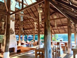 un grande padiglione in legno con tavolo e sedie di Bulun Buri Pai Resort a Pai