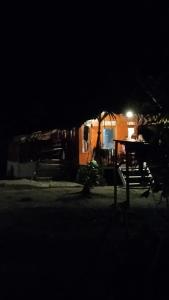 Επισκέπτες που μένουν στο Bosulu surfcamp malakopa
