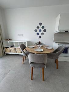 a dining room table and chairs in a kitchen at Blue Deja Blue Seaside Appartments in Bahçeli