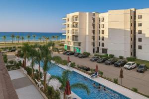 - une vue aérienne sur un complexe avec une piscine et des bâtiments dans l'établissement Bright and Airy Chalet Near the Beach, à Port-Saïd