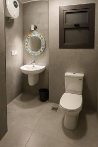 une salle de bains avec toilettes et lavabo dans l'établissement Bright and Airy Chalet Near the Beach, à Port-Saïd