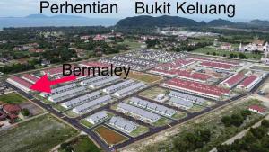 eine Luftaufnahme einer Fabrik mit einem roten Pfeil in der Unterkunft Bermaley Bukit Keluang, Besut in Kampung Raja