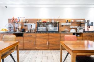 Příslušenství pro přípravu čaje a kávy v ubytování B&S Hotel