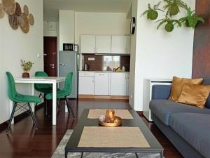 una sala de estar con un sofá y una mesa en Apartment Moser 1303, en Karlovy Vary