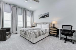 une chambre avec un lit, un bureau et une chaise dans l'établissement Premier Luxe Houston Getaway NRG Med Center, à Houston