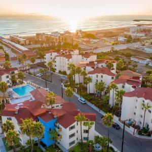 Rosarito BeachにあるLife is Today! First floorの海辺のリゾートの空中ビュー