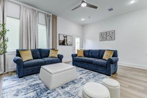 un salon avec deux canapés bleus et une table dans l'établissement Premier Luxe Houston Getaway NRG Med Center, à Houston