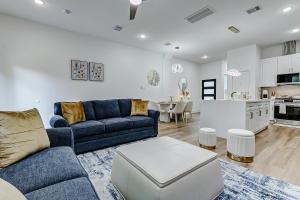 un salon avec un canapé bleu et une cuisine dans l'établissement Premier Luxe Houston Getaway NRG Med Center, à Houston