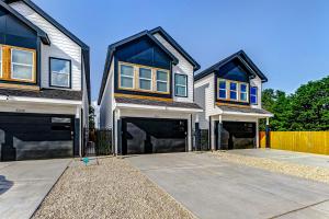 une maison avec deux portes de garage dans une allée dans l'établissement Premier Luxe Houston Getaway NRG Med Center, à Houston